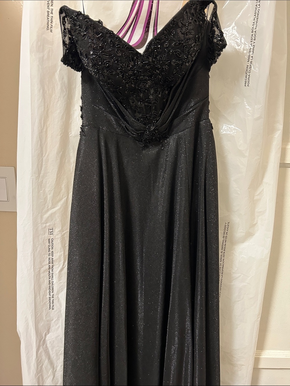 New (Small/Medium )
Formal Dress 
Elegant Black Lace-Top Evening Dress